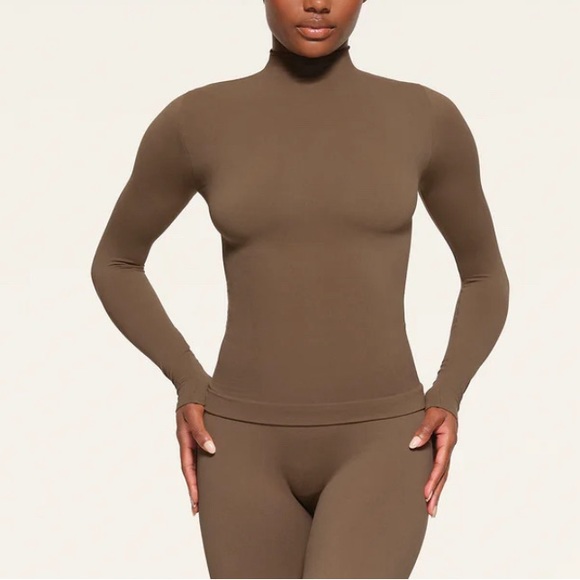 WT SKIMS Fits Everybody Funnel Neck Long Sleeved Top - Oxide - Picture 1 of 4